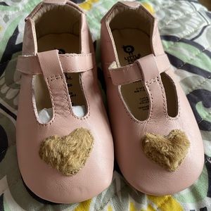 Brand new toddlerslippers with fur size 21-24months. Leatherupper leatherlinking